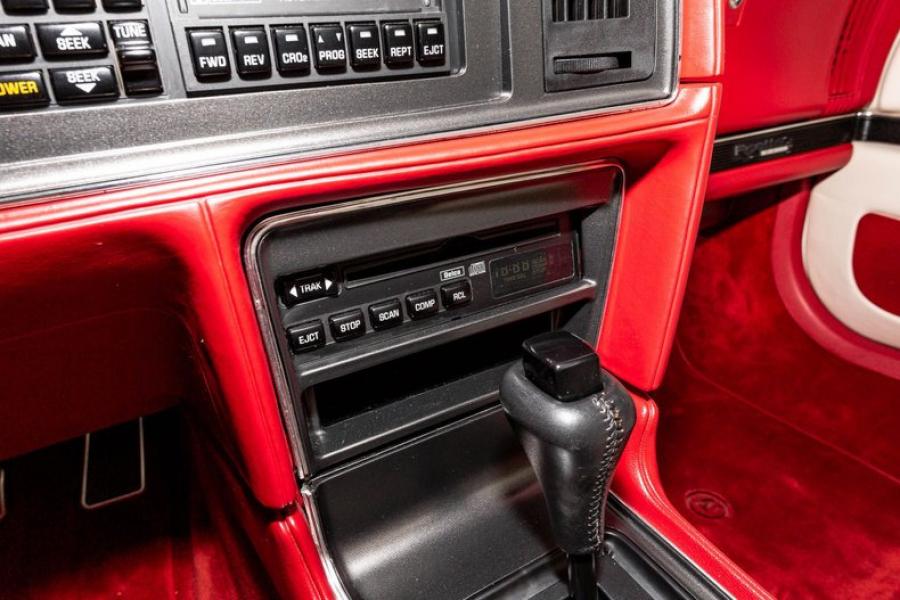 Детали интерьера Buick Reatta Convertible Select 60 (4EC97) 1990 года  (фото 25 из 49)